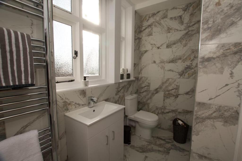 Apartamento Beautiful Large 3-Bed Coastal Flat With Parking. Frinton-on-Sea Exterior foto